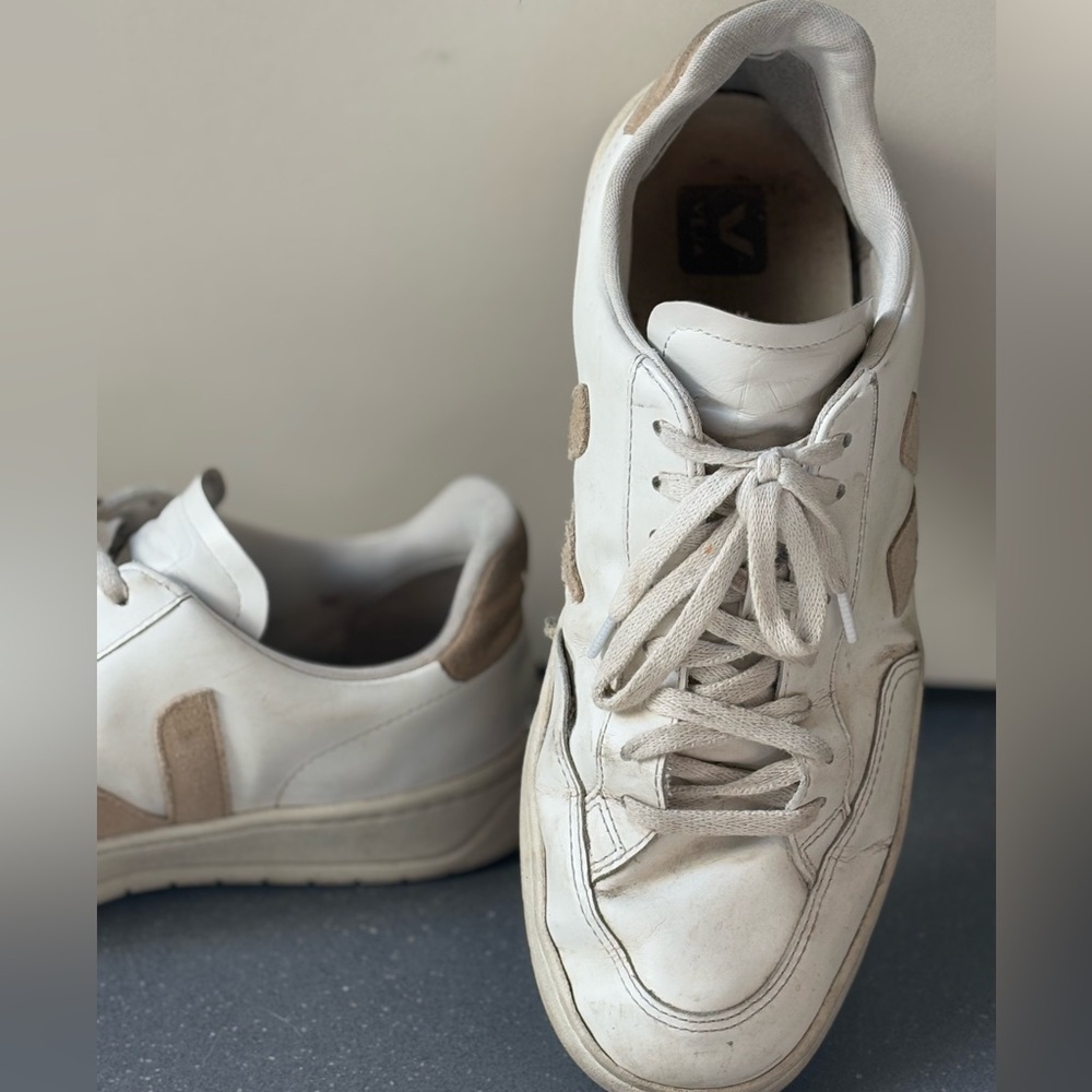 Veja V-10 low top - size 11